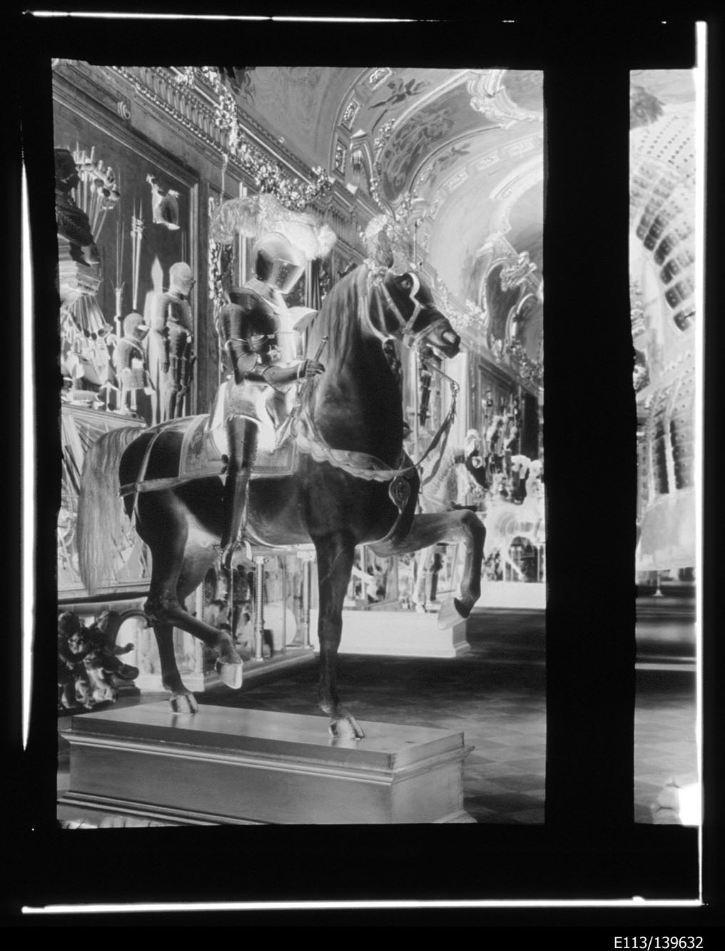 Torino - Armeria Reale - Vedute - Armi difensive - Armature equestri - B7 (negativo) di Anonimo (secondo quarto XX)