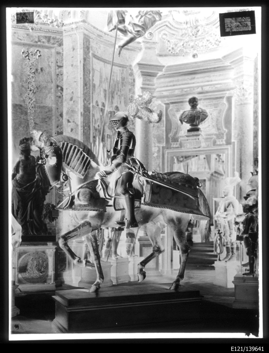 Torino - Armeria Reale - Vedute - Armi difensive - Armature equestri - Martinengo - B3 (negativo) di Anonimo (secondo quarto XX)