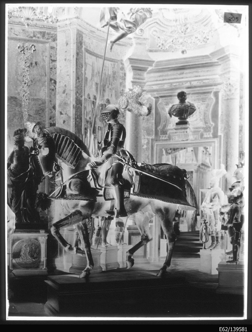 Torino - Armeria Reale - Vedute - Armi difensive - Armature equestri - Rieter von Boxberg - B2 (negativo) di Anonimo (secondo quarto XX)