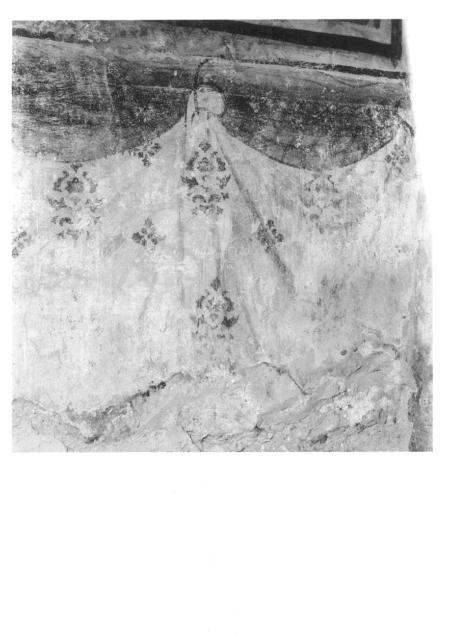 motivi decorativi a finti tendaggi (dipinto, complesso decorativo) - ambito monregalese (ultimo quarto sec. XV)