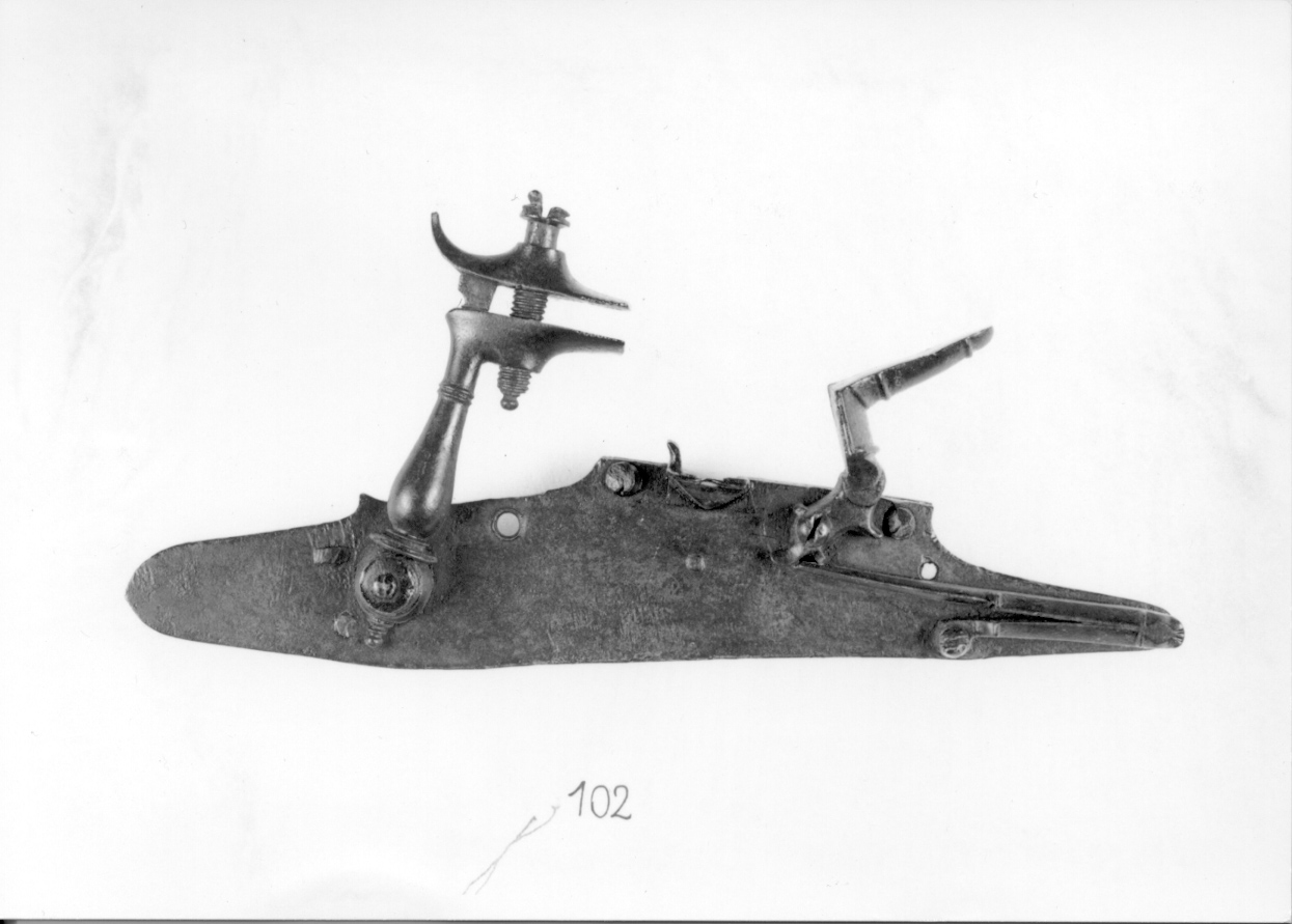 piastrina di fucile, frammento - manifattura europea (secc. XVIII/ XIX)