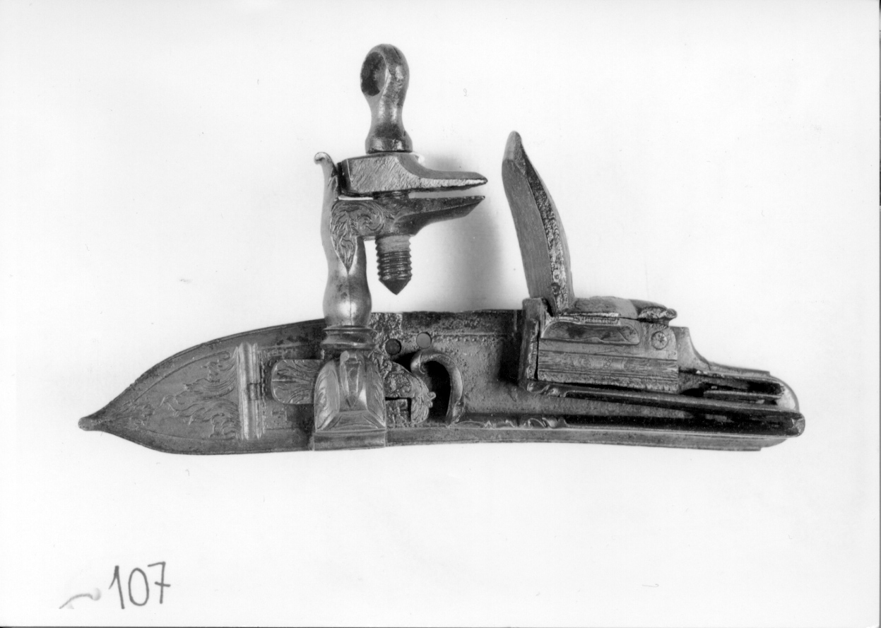 piastrina di fucile, frammento - manifattura europea (sec. XIX)