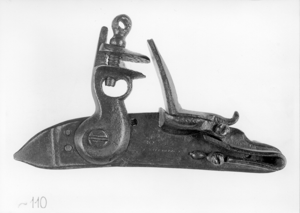 piastrina di fucile, frammento - manifattura europea (secc. XVIII/ XIX)