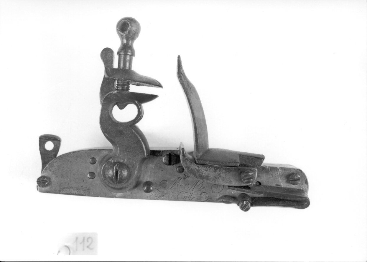 piastrina di fucile, opera isolata - produzione francese (secc. XVIII/ XIX)