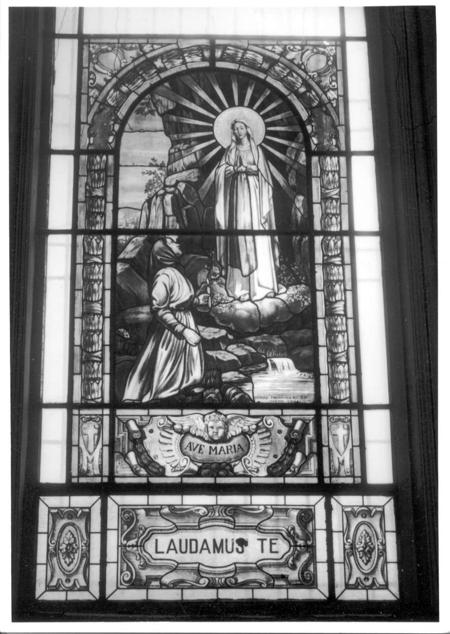 Madonna di Lourdes, apparizione della Madonna a Lourdes (vetrata, opera isolata) di Macario Albano (primo quarto sec. XX)