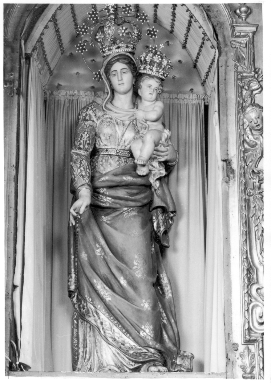 Madonna del Rosario, Madonna con Bambino (statua, opera isolata) di Marchino Giacomo (secondo quarto sec. XIX)