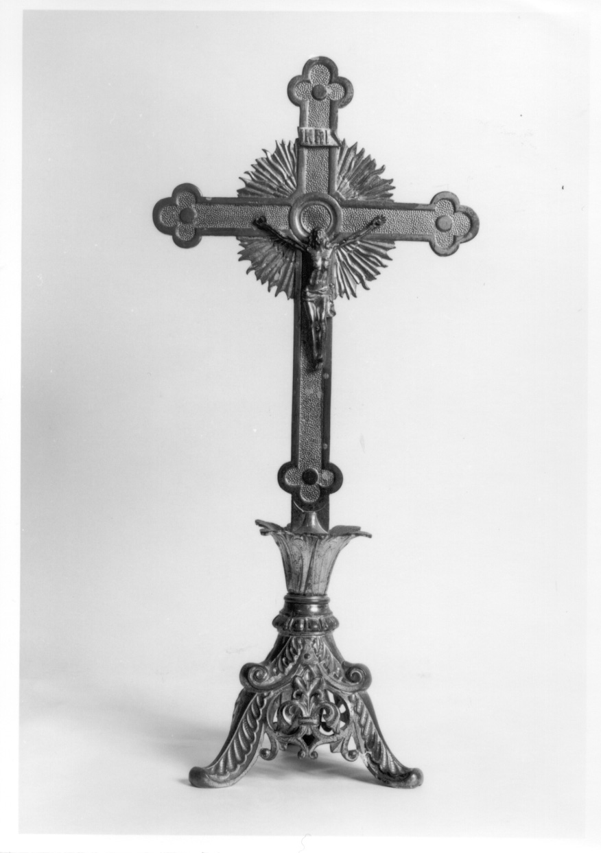 Cristo crocifisso (croce d'altare, opera isolata) di Bertarelli Fratelli Ditta (attribuito) (primo quarto sec. XX)