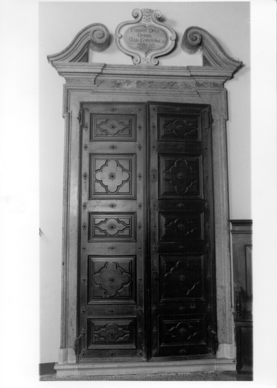 cornice a impostazione architettonica di armadio a muro, opera isolata - ambito piemontese (primo quarto sec. XVIII)