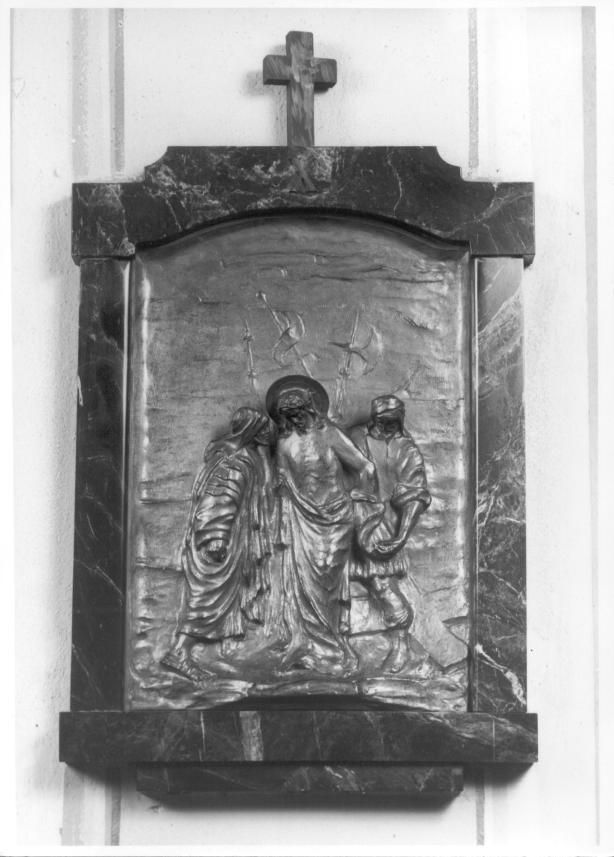 stazione X: Gesù spogliato e abbeverato di fiele (Via Crucis, serie) di Mazzola Achille (secondo quarto sec. XX)