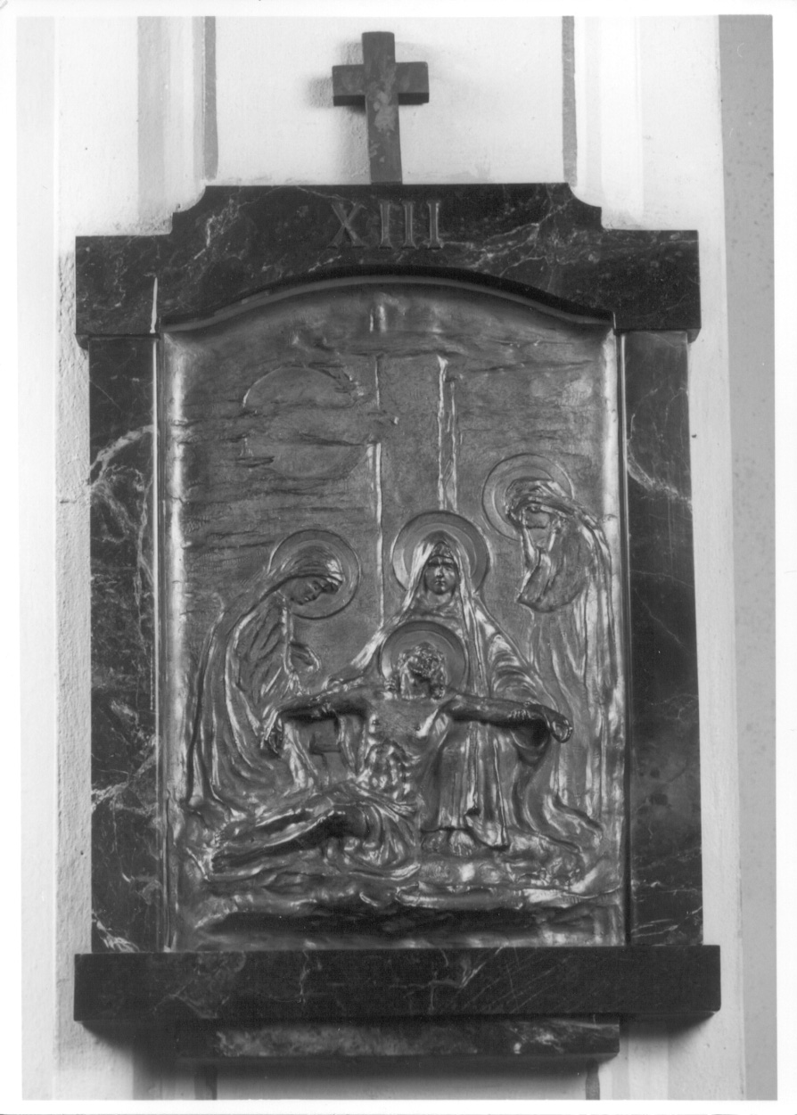 stazione XIII: Gesù deposto dalla croce (Via Crucis, serie) di Mazzola Achille (secondo quarto sec. XX)