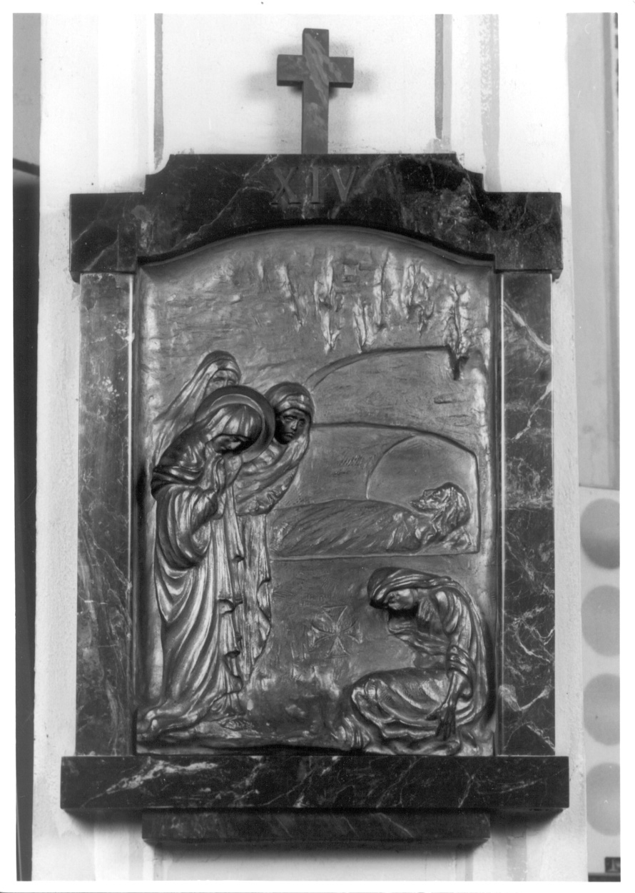 stazione XIV: Gesù deposto nel sepolcro (Via Crucis, serie) di Mazzola Achille (secondo quarto sec. XX)