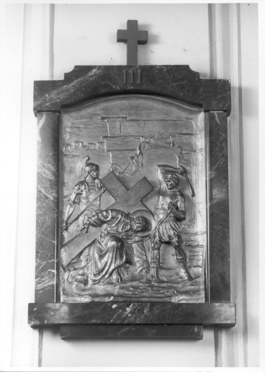 stazione III: Gesù cade sotto la croce la prima volta (Via Crucis, serie) di Mazzola Achille (secondo quarto sec. XX)