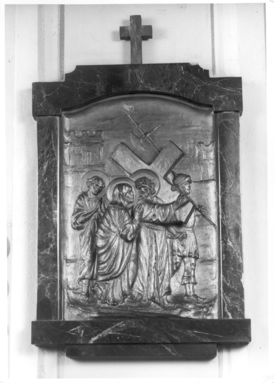 stazione IV: Gesù incontra la Madonna (Via Crucis, serie) di Mazzola Achille (secondo quarto sec. XX)