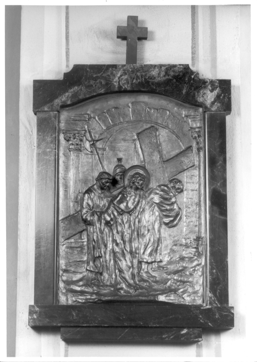 stazione V: Gesù aiutato da Simone il Cireneo a portare la croce (Via Crucis, serie) di Mazzola Achille (secondo quarto sec. XX)