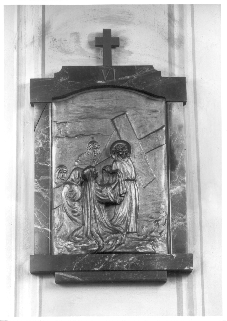 stazione VI: Gesù asciugato dalla Veronica (Via Crucis, serie) di Mazzola Achille (secondo quarto sec. XX)
