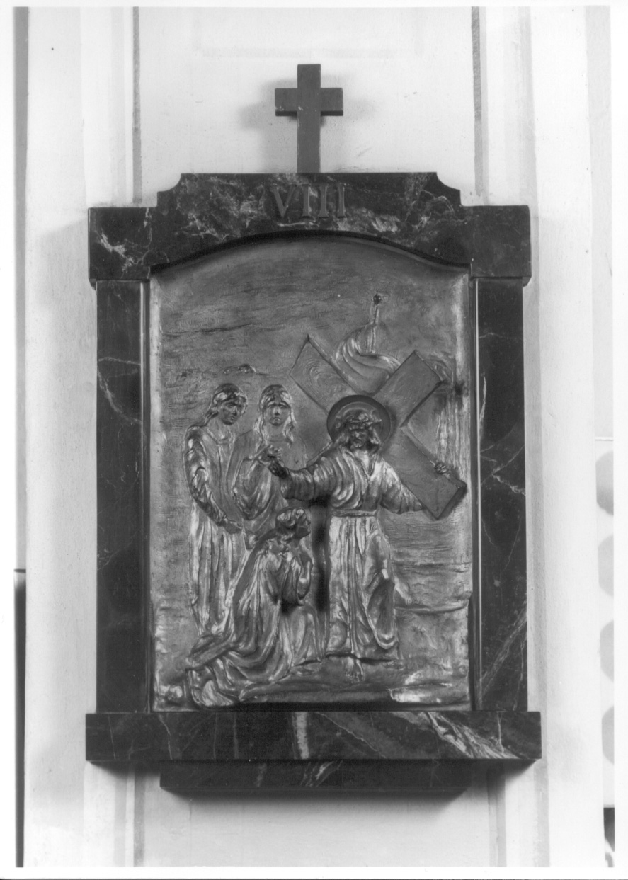 stazione VIII: Gesù consola le donne di Gerusalemme (Via Crucis, serie) di Mazzola Achille (secondo quarto sec. XX)
