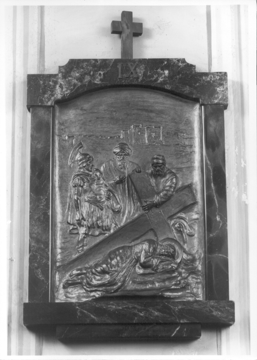 stazione IX: Gesù cade sotto la croce la terza volta (Via Crucis, serie) di Mazzola Achille (secondo quarto sec. XX)