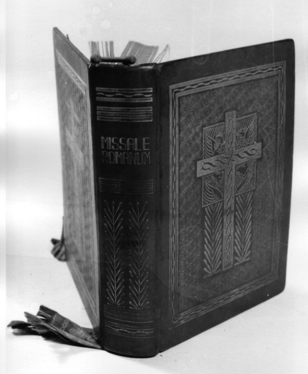 croce con corona di spine e simboli dei quattro evangelisti (coperta di libro liturgico, opera isolata) - bottega italiana (secondo quarto sec. XX)