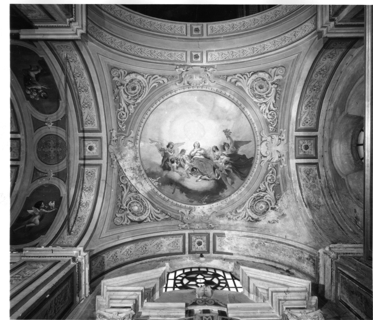 Madonna in gloria (dipinto, opera isolata) di Gambini Luigi, Atzori Felice (secondo quarto sec. XX)