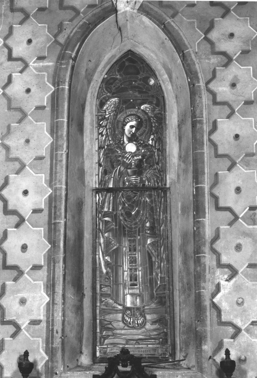 angelo con calice (vetrata, opera isolata) di Janni Ditta (prima metà sec. XX)