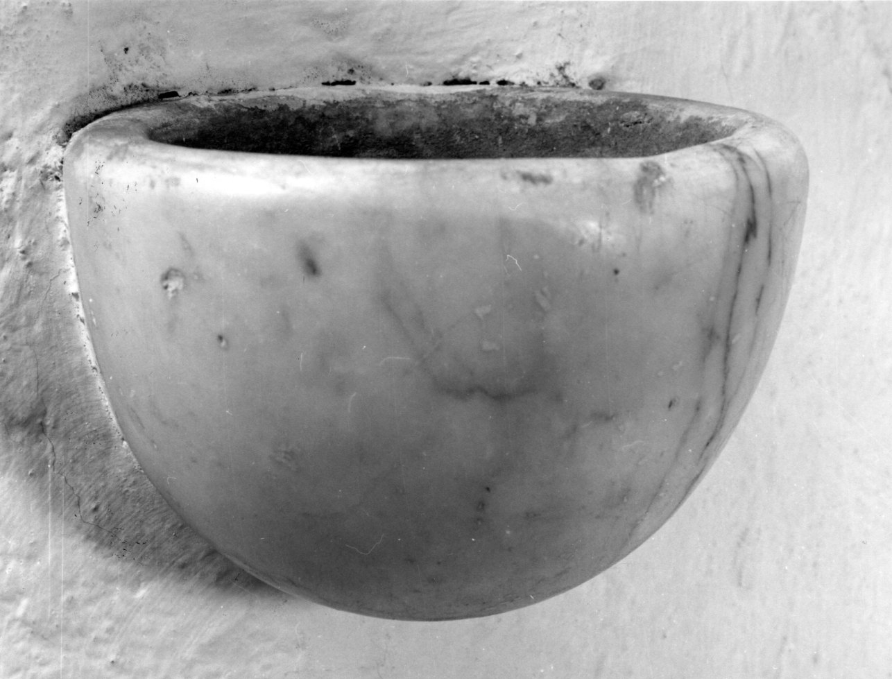 acquasantiera da parete, opera isolata - bottega piemontese (inizio sec. XX)
