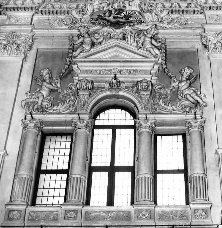 cornice architettonica con motivi decorativi e figure (decorazione plastica, serie) di Beltramelli Domenico (fine/inizio secc. XVII/ XVIII)