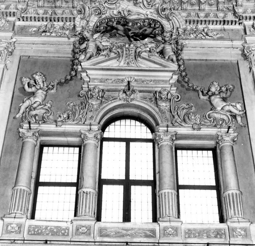 cornice architettonica con motivi decorativi e figure (decorazione plastica, serie) di Beltramelli Domenico (fine/inizio secc. XVII/ XVIII)