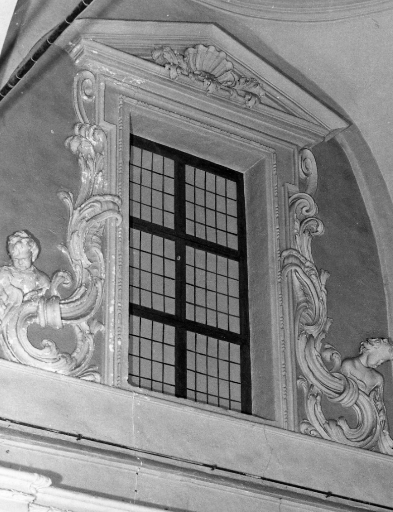cornice architettonica con motivi decorativi e figure (decorazione plastica, serie) di Beltramelli Domenico (fine/inizio secc. XVII/ XVIII)