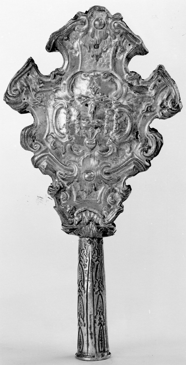 Cristo crocifisso (emblema di confraternita, serie) - bottega savoiardo-piemontese (prima metà sec. XVIII)