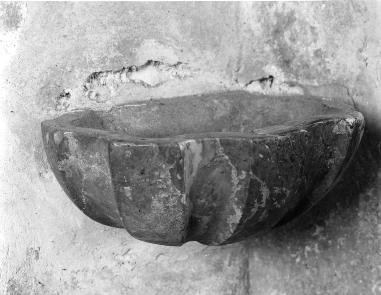 acquasantiera da parete, opera isolata - bottega piemontese (secondo quarto sec. XVIII)