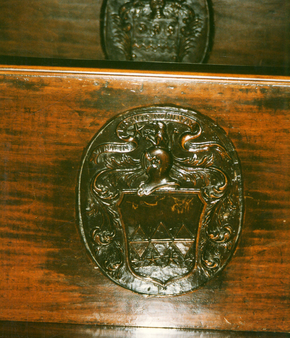 stemma gentilizio (banco da chiesa, elemento d'insieme) - bottega piemontese (seconda metà sec. XVIII)