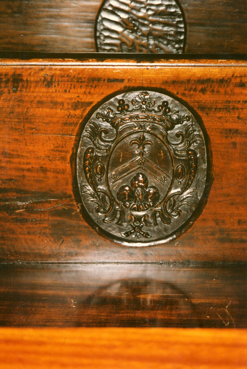 stemma gentilizio della famiglia Fontana di Cravanzana (banco da chiesa, elemento d'insieme) - bottega piemontese (seconda metà sec. XVIII)