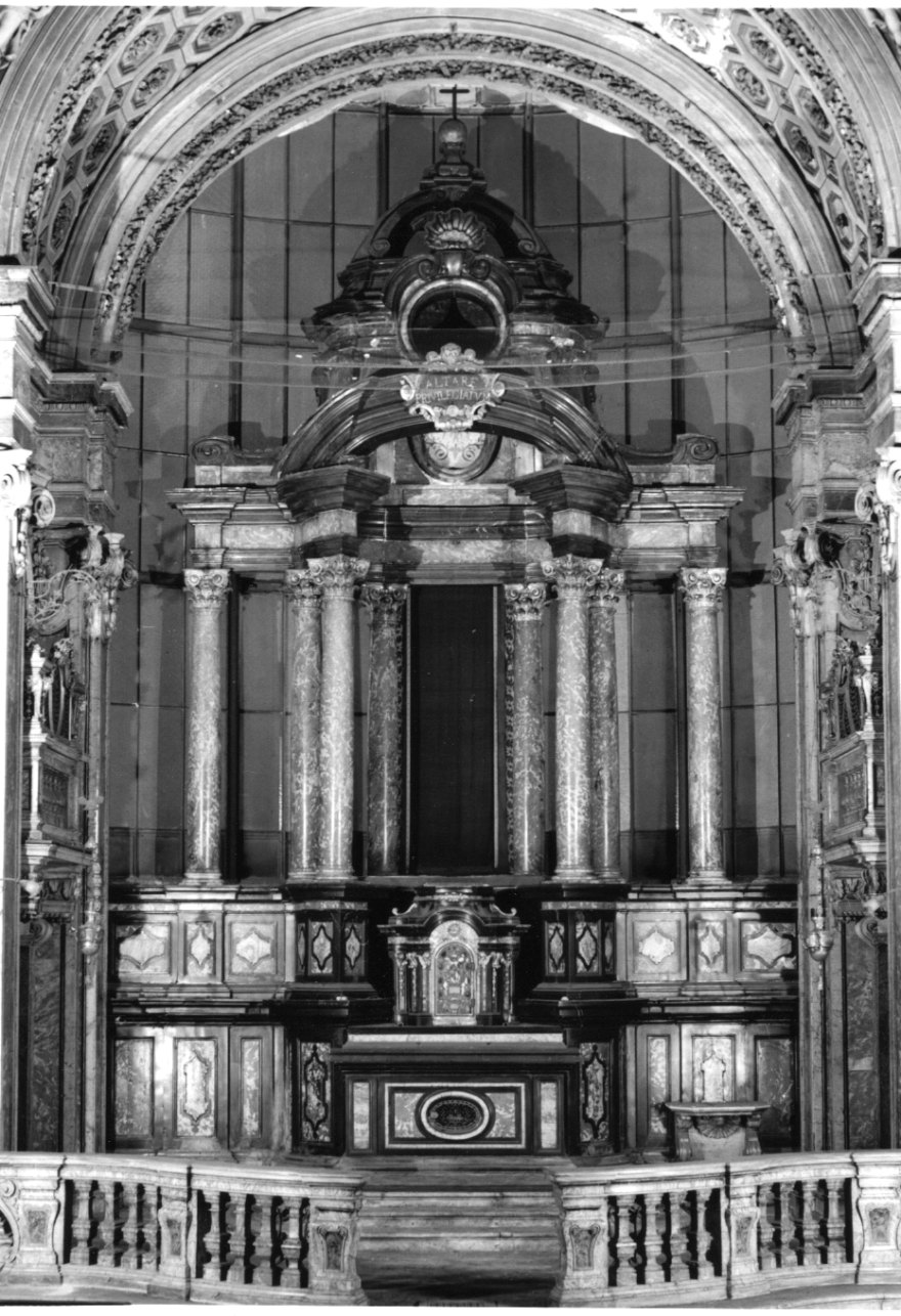 altare maggiore, opera isolata di Garove Michelangelo, Valle Giovanni, Aprile Francesco (fine/inizio secc. XVII/ XVIII)