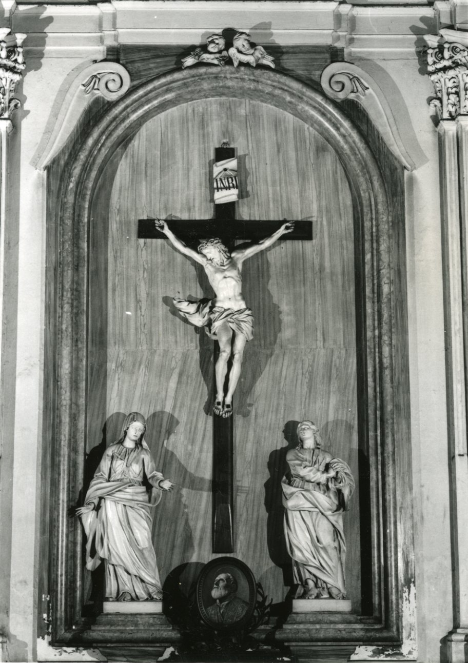 crocifissione di Cristo con la Madonna e San Giovanni Evangelista (gruppo scultoreo, complesso decorativo) di Plura Carlo Giuseppe (primo quarto sec. XVIII)