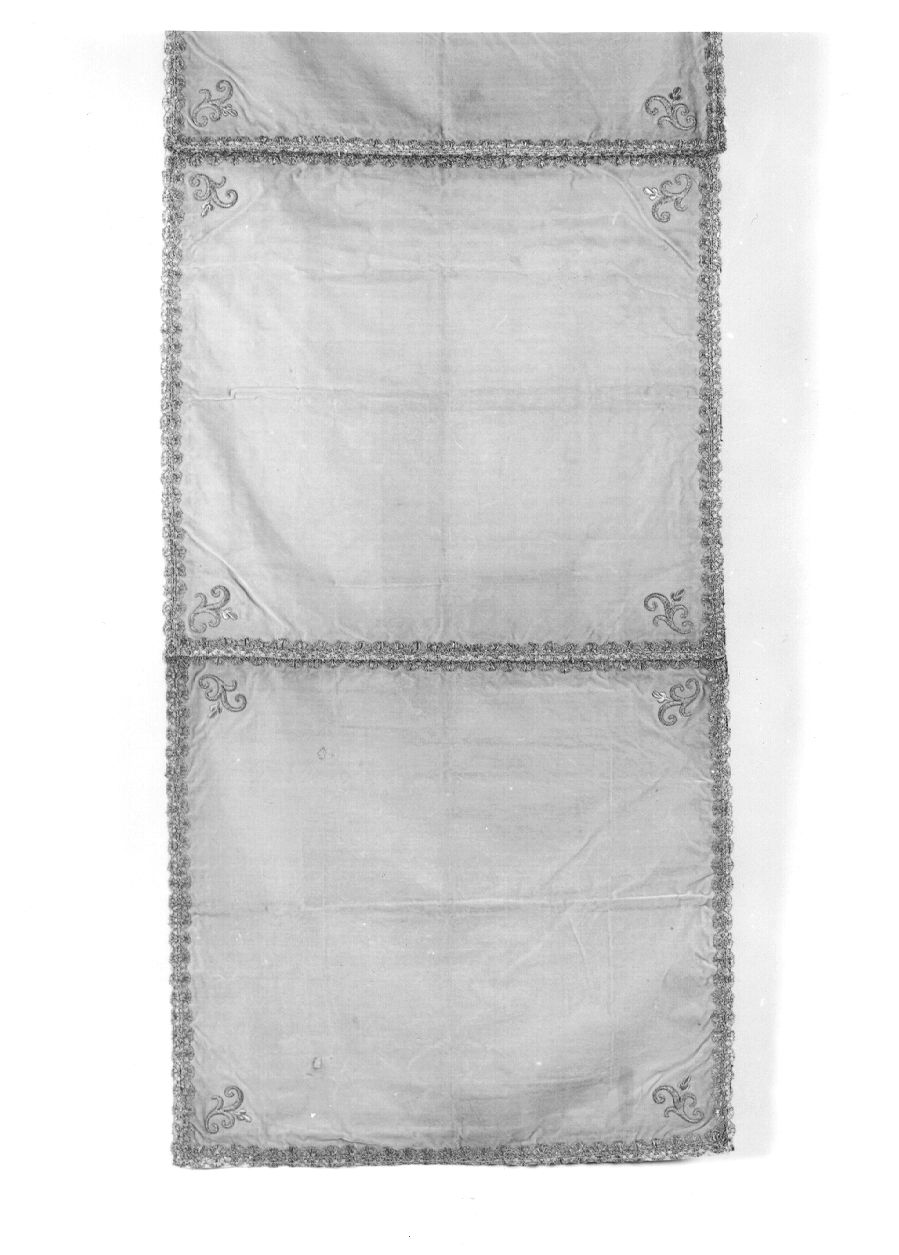 banda coprileggio, elemento d'insieme - manifattura italiana (fine, ultimo quarto sec. XIX, sec. XX)