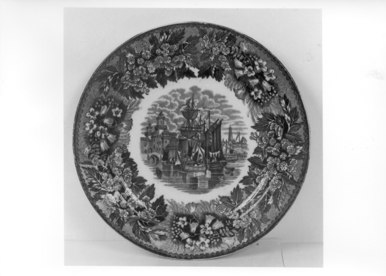 veduta del Castello Estense di Ferrara (servizio da portata, insieme) di Richard Giulio Società Ceramica (metà sec. XIX)