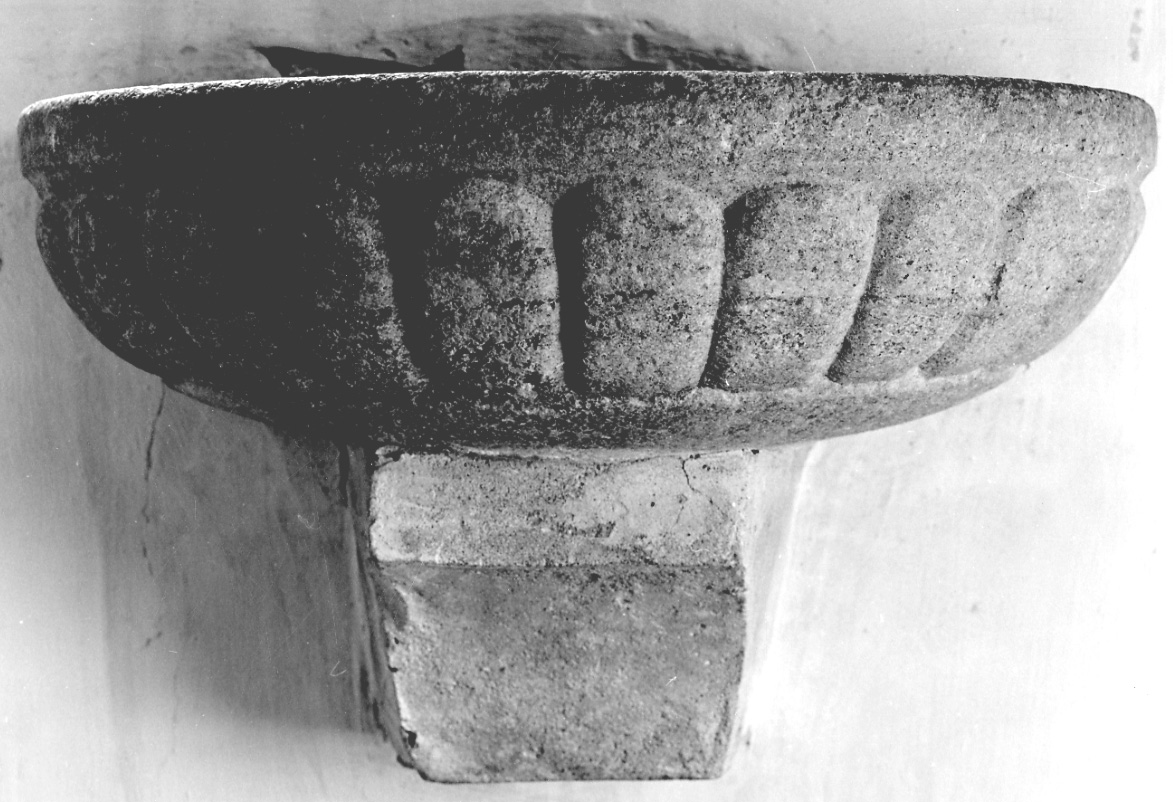 acquasantiera da parete, opera isolata - bottega della Valsesia (sec. XVII)