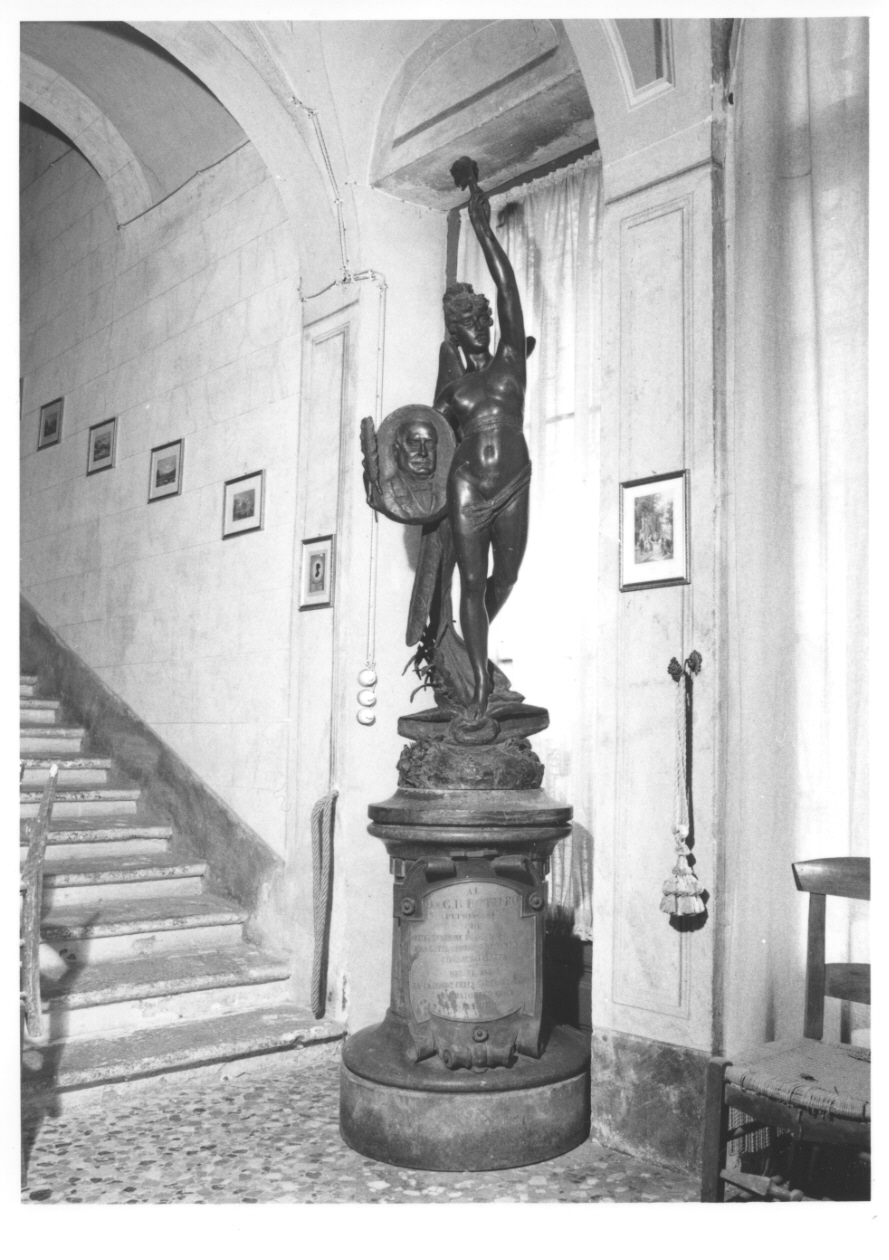 Vittoria alata regge il ritratto di Giovanni Battista Bottero (statua, opera isolata) di Tabacchi Odoardo, Sperati Emilio (ultimo quarto sec. XIX)