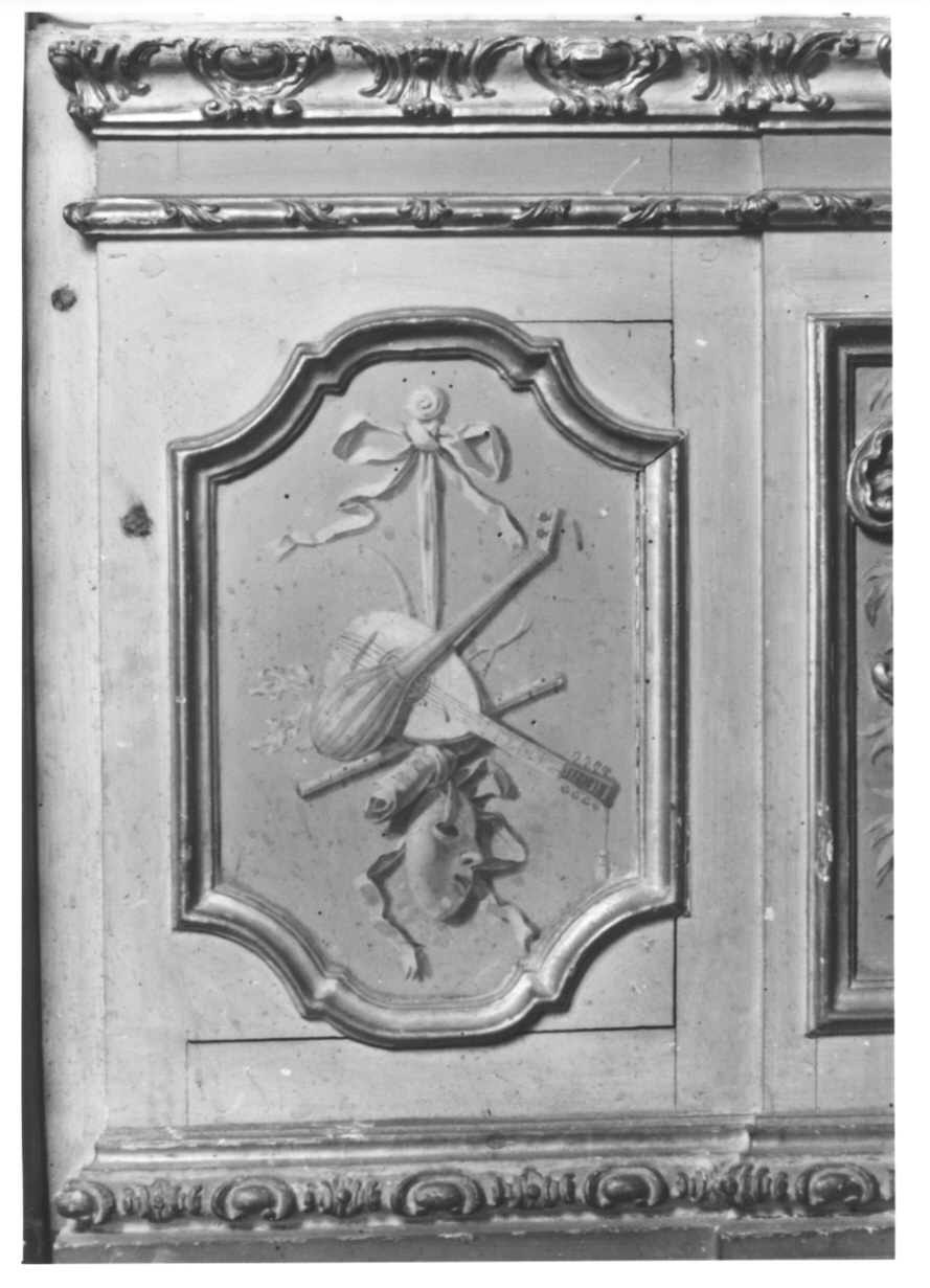 trofeo di strumenti musicali (dipinto, elemento d'insieme) di Rapous Vittorio Amedeo - ambito piemontese (terzo quarto sec. XVIII)
