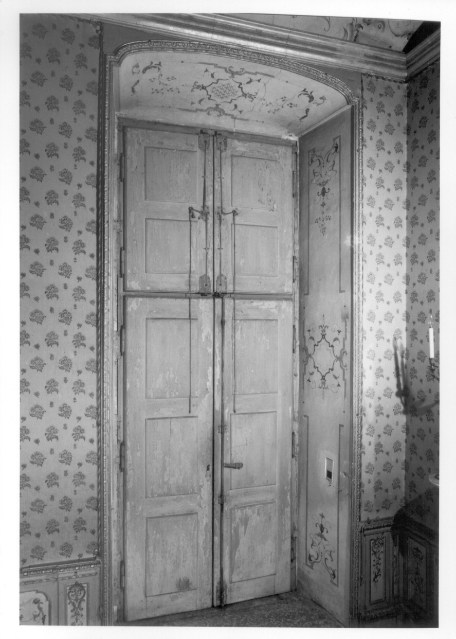 GROTTESCHE (scuro di finestra, opera isolata) di Pozzo Giovanni Pietro (attribuito), Pozzo Pietro Antonio (attribuito) (terzo quarto sec. XVIII)