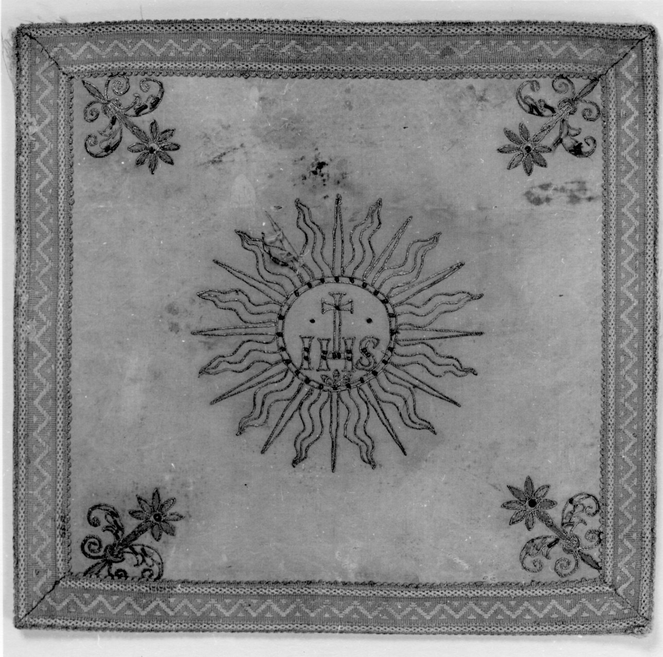 monogramma cristologico (borsa del corporale, opera isolata) - manifattura della Valsesia (seconda metà sec. XIX)