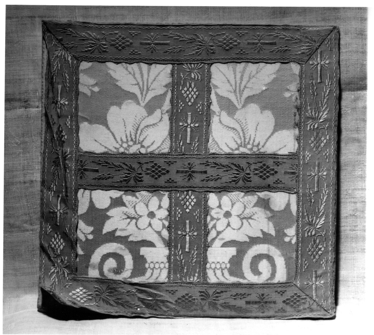 borsa del corporale, opera isolata - manifattura novarese (prima metà sec. XVIII)