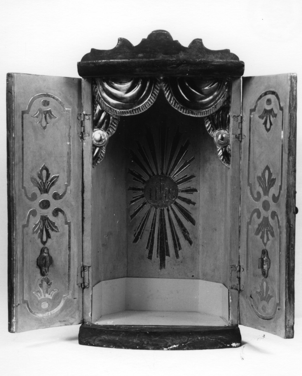 monogramma cristologico (tabernacolo portatile, opera isolata) - produzione novarese (seconda metà sec. XIX)