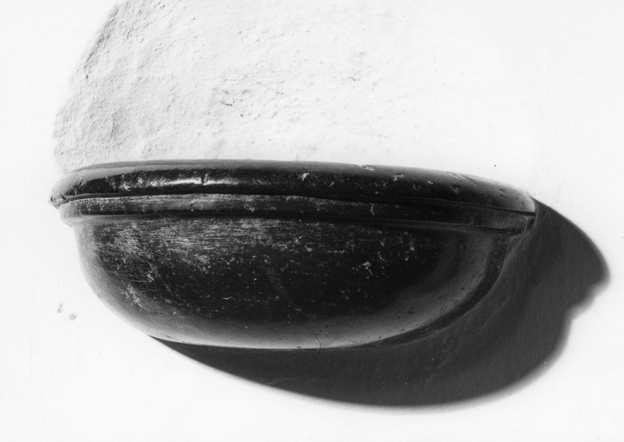 acquasantiera da parete, opera isolata - produzione novarese (fine/inizio secc. XVIII/ XIX)