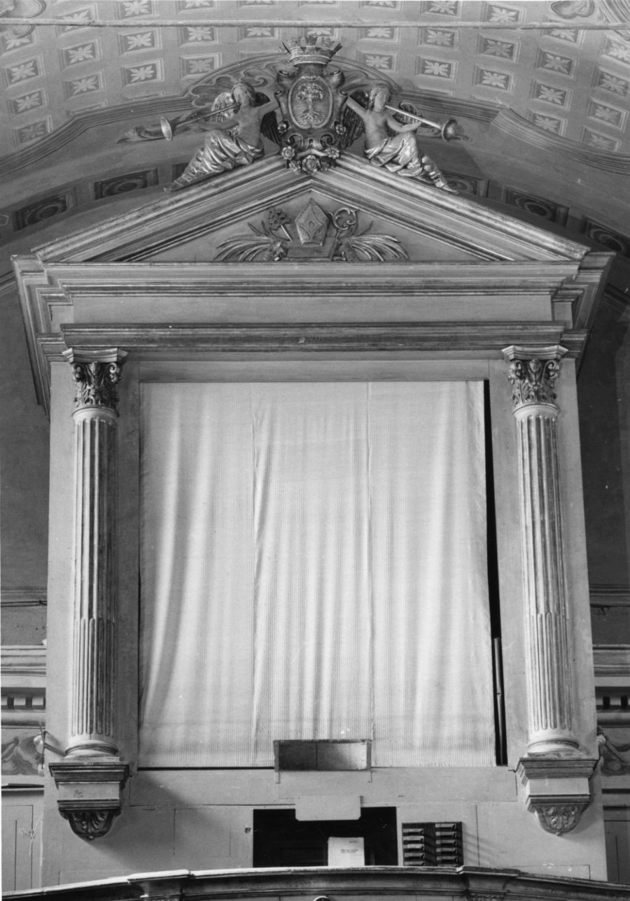 stemma comunale di Revigliasco e angeli con trombe (cassa d'organo, opera isolata) di Riboni, Ferrero Alessandro (ultimo quarto sec. XIX)