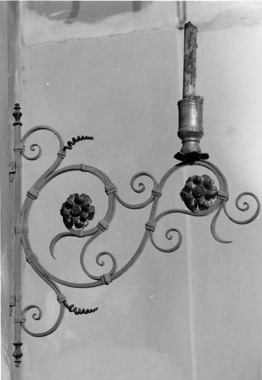 motivo decorativo floreale (candeliere da parete, serie) - bottega piemontese (ultimo quarto sec. XIX)