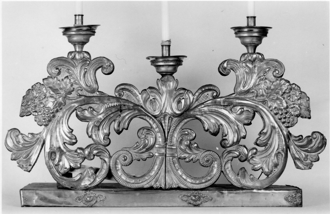 motivi decorativi a foglie d'acanto (candelabro, serie) - bottega piemontese (terzo quarto sec. XIX)
