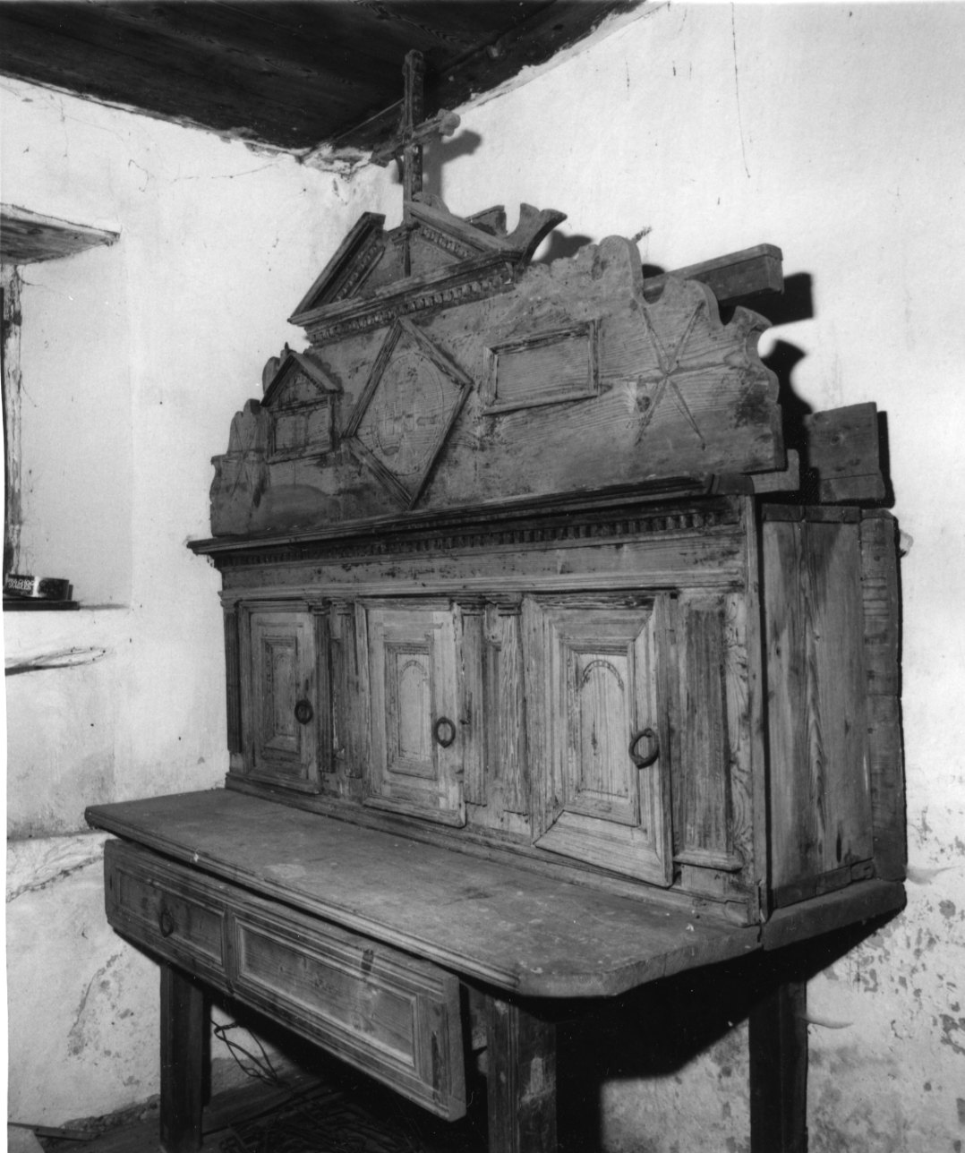 monogramma cristologico (armadio da sacrestia, opera isolata) - bottega della Val Formazza (fine/inizio secc. XVII/ XVIII)