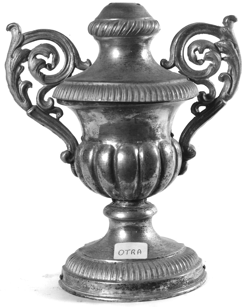vaso d'altare con composizione floreale, serie - ambito italiano (ultimo quarto sec. XIX)