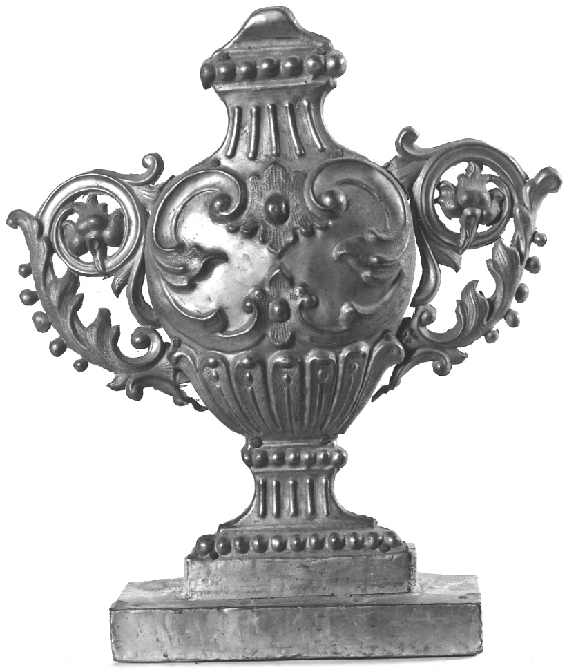 vaso d'altare con composizione floreale, serie - ambito italiano (ultimo quarto sec. XIX)